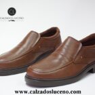 Luisetti Mocasín Hombre Piel Suela Antideslizante Color Coñac. Zapatos de Vestir de piel sin cordones para hombre, especialmente pensados y diseñados para los profesionales que pasan muchas horas de pie y necesitan un calzado especialmente ligero, cómodo y flexible. También Para Vestir Sin Renunciar a la Comodidad De Un Zapato Fabricado Para Las Pies Mas Exigentes.