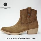 Refresh Botin Campero Mujer Primavera Picado Color Camel Cuero Con Tacon Bajo Con un Diseño Da La Auntentica Campera, Tiene La Caña Picada y Dibujo en la Puntera. La Suela Es Antideslizante. Envio Gratis!!