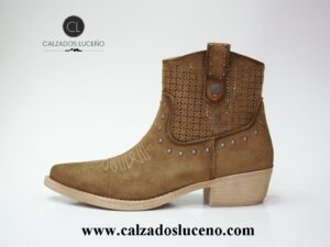 Refresh Botin Campero Mujer Primavera Picado Color Camel Cuero Con Tacon Bajo Con un Diseño Da La Auntentica Campera, Tiene La Caña Picada y Dibujo en la Puntera. La Suela Es Antideslizante. Envio Gratis!!