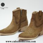 Refresh Botin Campero Mujer Primavera Picado Color Camel Cuero Con Tacon Bajo Con un Diseño Da La Auntentica Campera, Tiene La Caña Picada y Dibujo en la Puntera. La Suela Es Antideslizante. Envio Gratis!!