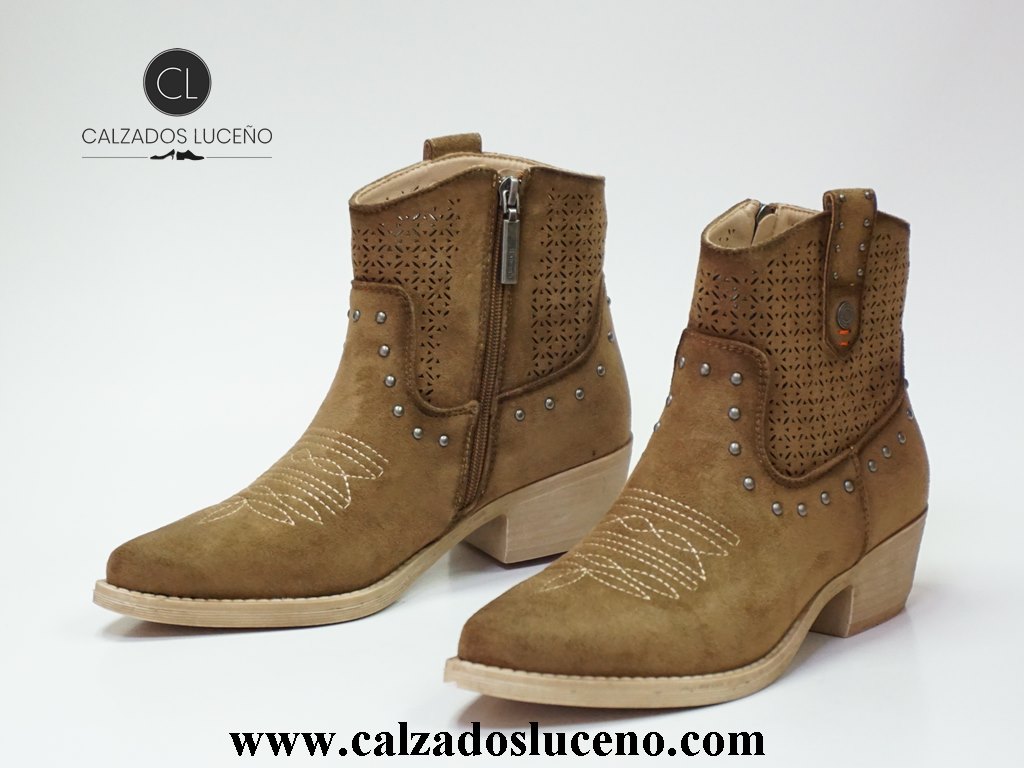 Refresh Botin Campero Mujer Primavera Picado Color Camel Cuero Con Tacon Bajo Con un Diseño Da La Auntentica Campera, Tiene La Caña Picada y Dibujo en la Puntera. La Suela Es Antideslizante. Envio Gratis!!
