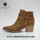 Refresh Botin Campero Mujer Primavera Picado Color Camel Cuero Con Tacon Medio Con un Diseño Da La Auntentica Campera Con Puntera, Tiene La Caña y Empeine Picada. La Suela Es Antideslizante. Envio Gratis!!
