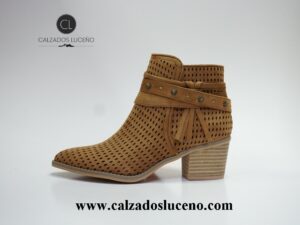 Refresh Botin Campero Mujer Primavera Picado Color Camel Cuero Con Tacon Medio Con un Diseño Da La Auntentica Campera Con Puntera, Tiene La Caña y Empeine Picada. La Suela Es Antideslizante. Envio Gratis!!